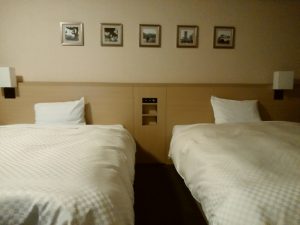 別府温泉 亀の井ホテル ツインルーム ベッド 枕元には写真が飾られています