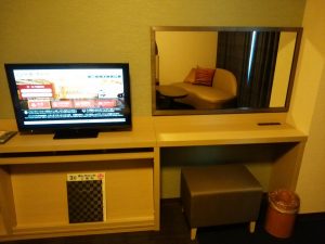 別府温泉 亀の井ホテル ツインルーム テレビとデスク デスク回りは通常のホテルと比べて狭めです