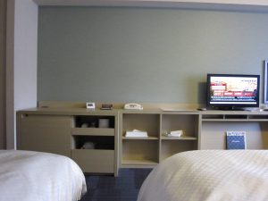 別府温泉 亀の井ホテル ツインルーム 室内 ベッド側から撮影