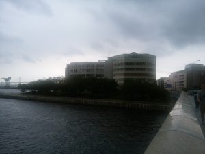 熱海・湯河原温泉 横浜みなとみらい 万葉倶楽部 外観 この日は曇りでした