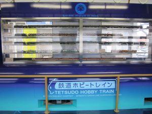 JR四国 キハ32系 鉄道ホビートレイン 車内 鉄道模型がいっぱい置いてあります
