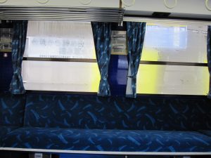 JR四国 キハ32系 鉄道ホビートレイン 車内 窓にも鉄道模型が置いてあります