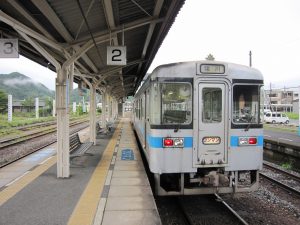 JR土讃線 須崎駅 2・3番線 2番線は主に窪川方面に行く列車が発着します 3番線は当駅折り返しの高知方面行きの列車が発着します