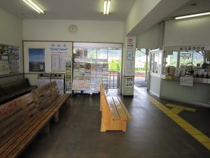 JR土讃線 須崎駅 駅舎内部 待合室と改札口、切符売り場