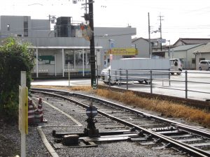土佐電鉄 後免町駅 降車ホームから単線になり、駅舎と乗車ホームにつながっています