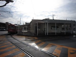 土佐電鉄 後免町駅 駅舎と乗車ホーム
