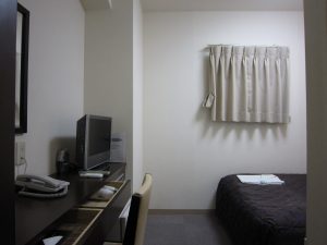 高知ターミナルホテル シングルルーム 玄関から室内を撮影