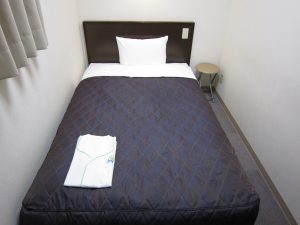高知ターミナルホテル シングルルーム ベッド 窓と平行に設置されています