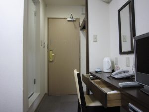 高知ターミナルホテル シングルルーム 室内 窓側から玄関方向を撮影