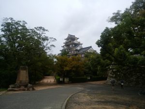 岡山城 入口 この時点で天守閣が大きく見えます