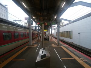 JR山陰本線 出雲市駅 1番線・2番線 主に岡山方面に行く特急やくもと、松江・米子・鳥取方面に行く列車が発着します