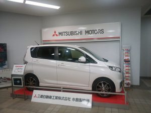 岡山空港 1階 三菱自動車の展示 燃費偽装問題で誰も見向きもせず、痛々しいことに