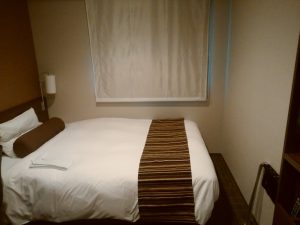 ホテル ヴィアイン岡山 シングルルーム ベッド 窓と平行に配置されています