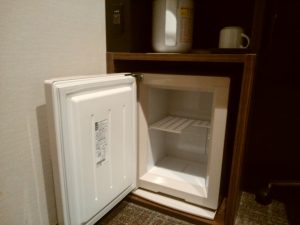 ホテル ヴィアイン岡山 シングルルーム デスク下の冷蔵庫 電源を切ることもできます