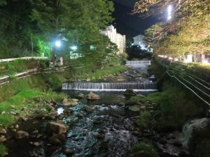 箱根湯本温泉 天成園 建物の前を川を夜に撮影  Canon PowerShot G9Xで撮影