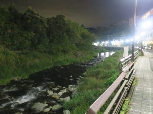 箱根湯本温泉 天成園 温泉街の河原を夜に撮影  Canon PowerShot G9Xで撮影