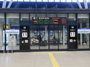 JR北海道新幹線 新函館北斗駅 ホームへのエスカレーターの手前にある自動ドア