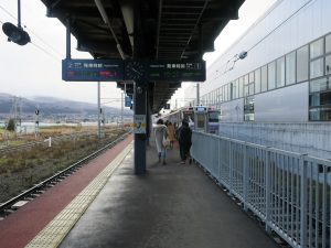 JR函館本線 新函館北斗駅 1番線・2番線 主にはこだてライナーと札幌方面行きが発着します