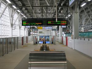JR北海道新幹線 新青森駅 13番線・14番線 13番線は主に新函館北斗方面行きの列車が、14番線は主に当駅始発の東京方面行きが発着します