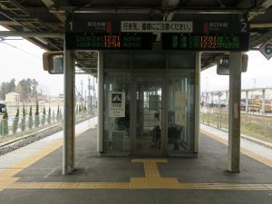 JR奥羽本線 新青森駅 在来線ホーム 1番線は主に青森方面行き、2番線は主に弘前方面行きの列車が発着します