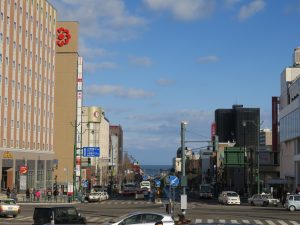 JR函館本線 小樽駅 駅舎から中央通りをみる 視線の先には海が見えます