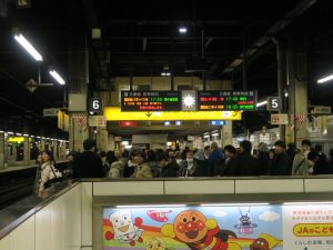 JR函館本線 札幌駅 5番線・6番線 主に新千歳空港行きの快速エアポートと、稚内・釧路・網走・函館方面行きの特急列車が発着します