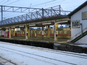 JR留萌本線 深川駅 2番線・3番線 2番線は主に函館本線の旭川方面に行く列車が発着します 3番線は留萌本線で留萌方面に行く列車が発着します