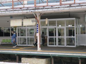 JR函館本線 深川駅 改札口 冬季に冷気が駅舎に入らないよう扉がついています