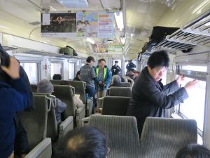 JR北海道 キハ40形 車内 深川駅にて この日は留萌－増毛が廃止になるため、多くのお客さんが乗っていました
