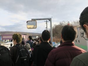 JR留萌本線 増毛駅 ホーム 帰りの列車を待つ長い列