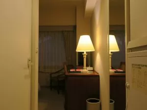 ホテルマイステイズプレミア札幌パーク（旧アートホテルズ札幌） セミダブルルーム 室内 玄関方向から撮影