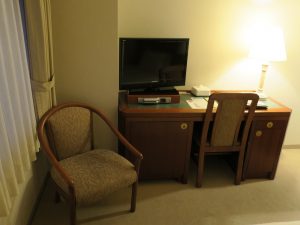 ホテルマイステイズプレミア札幌パーク（旧アートホテルズ札幌） セミダブルルーム デスクと椅子 椅子は2つあります