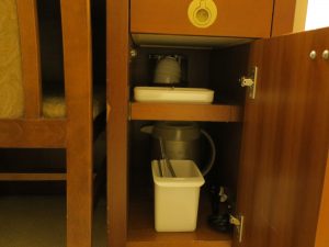 ホテルマイステイズプレミア札幌パーク（旧アートホテルズ札幌） セミダブルルーム デスク下 電気ポットと湯のみ、コップがあります