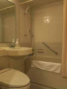 ホテルマイステイズプレミア札幌パーク（旧アートホテルズ札幌） セミダブルルーム バスルームとトイレ