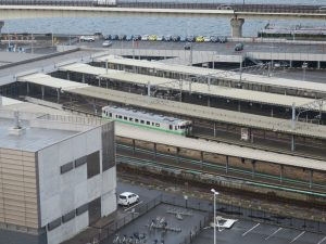 JR函館本線 函館駅 ホームを上から撮影 道南いさりび鉄道線に行く列車が止まっています