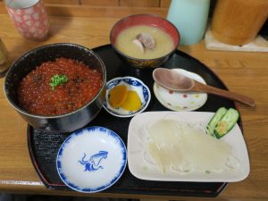 函館朝市 味の一番 自家製いくら丼といか刺しのセット