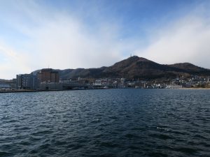 函館山と赤レンガ倉庫があるあたりを撮影 青函連絡船 摩周丸より