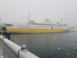 青函連絡船 八甲田丸 側面 この日は大雪でした