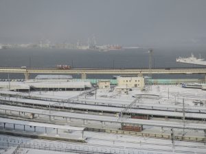 JR函館本線 函館駅 雪のホームを上から撮影