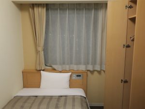 函館天然温泉 ホテルルートイン グランティア函館駅前 シングルルーム 角部屋はベッド側にも窓があります