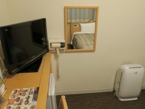 函館天然温泉 ホテルルートイン グランティア函館駅前 シングルルーム ベッドから玄関方向を撮影 備え付けのドライヤーと加湿空気清浄機があります