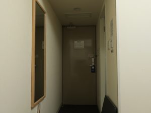 函館天然温泉 ホテルルートイン グランティア函館駅前 シングルルーム 室内から玄関方向を撮影