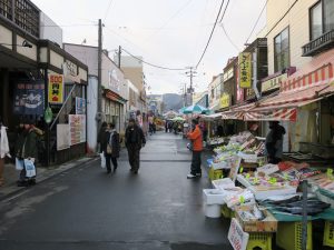 函館朝市 市場の中 食堂だけでなく、海産物屋さんが軒を連ねます