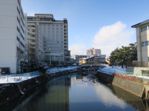 函館 湯の川温泉 鮫川のほとりから湯の川温泉中心街を見る