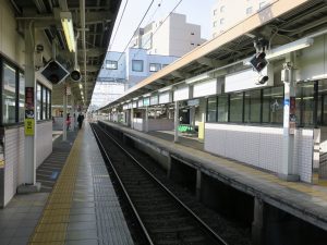 京成本線 京成成田駅 2番線・3番線 主に上野行きモーニングライナーと東成田方面行きが発着します