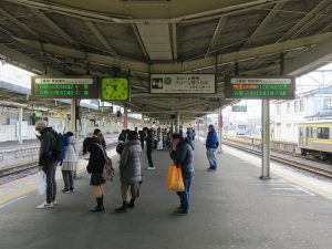 JR成田線 成田駅 2番線・3番線 2番線は主に千葉・東京方面行きの列車が発着します 3番線は主に成田空港・佐原・銚子方面行きの列車が発着します