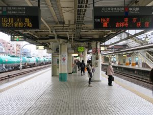 JR八高線 八王子駅 1番線・2番線 1番線は主に八高線で高麗川方面行きの列車が発着します 2番線は中央線で新宿・東京方面行きの列車が発着します