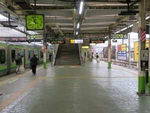 JR横浜線 八王子駅 5番線・6番線 主に横浜線で東神奈川方面行きの列車と、相模線で茅ヶ崎方面行きの列車が発着します