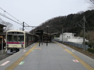 京王電鉄高尾線 高尾山口駅 ホーム 府中・調布・新宿方面行きの列車が発着します