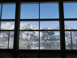 JR上越新幹線 越後湯沢駅 新幹線ホームから見える雪山